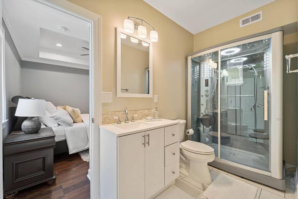 Cozy 2b 2b 2 Steam Saunas Theater Gym Apartment