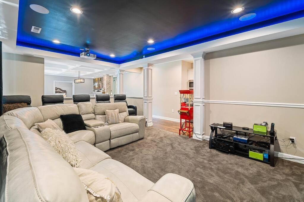 Cozy 2b 2b 2 Steam Saunas Theater Gym Apartment *